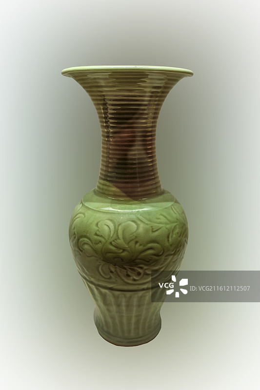 龙泉窑青釉缠枝牡丹纹瓶，元，1970年内蒙古呼和浩特出土，中国国家博物馆藏图片素材