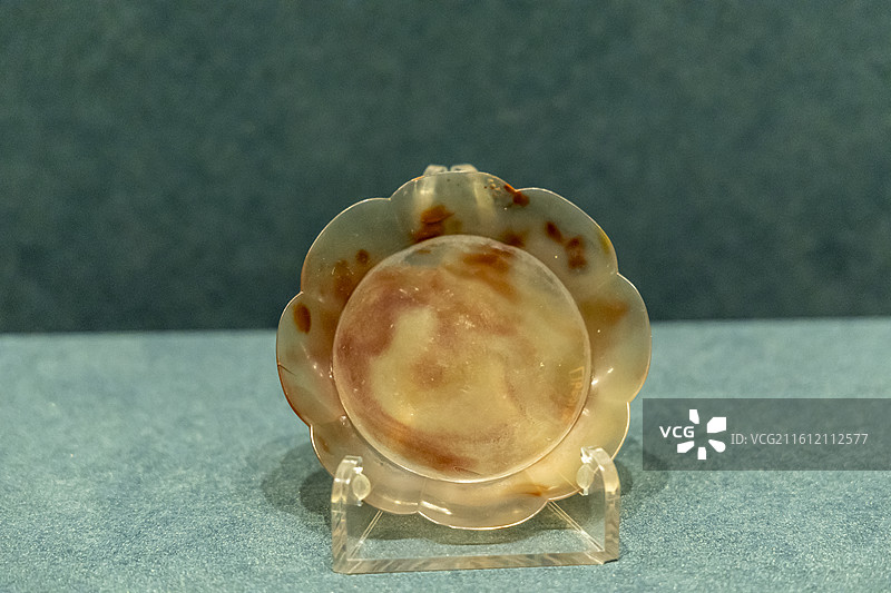 北京故宫“金邻共曜——庆祝中泰建交50周年文物特展”：玛瑙葵花式碟【清乾隆，故宫博物院藏】图片素材