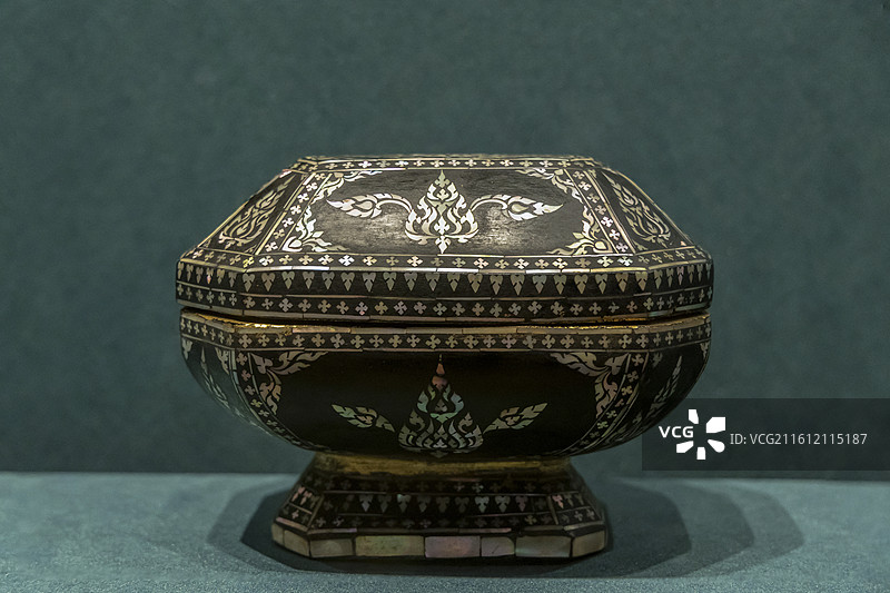 故宫“金邻共曜——庆祝中泰建交50周年文物特展”：黑漆嵌螺钿八方高足盒（18—19世纪，故宫博物院藏图片素材