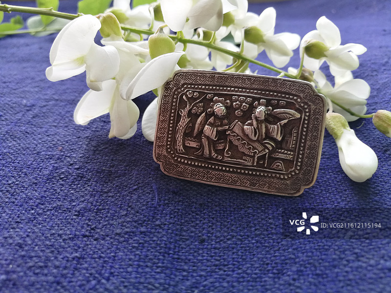 老银锁香囊首饰品。槐花古代人物纹饰猴子老粗蓝色棉粗布图片素材