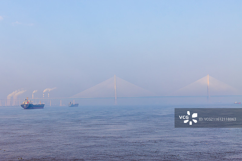 晨雾中的沪苏通长江公铁大桥风光图片素材