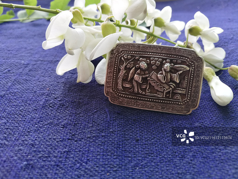 老银锁香囊首饰品。槐花古代人物纹饰猴子老粗蓝色棉粗布图片素材