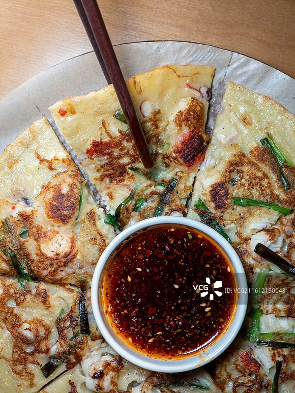 搭配蘸酱的韩式海鲜煎饼图片素材