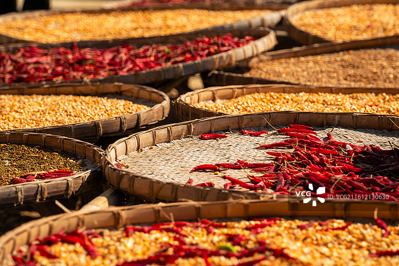 安徽歙县阳产土楼赏秋图片素材