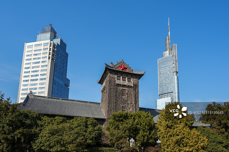 南京大学鼓楼校区北大楼与紫峰大厦古今同框图片素材