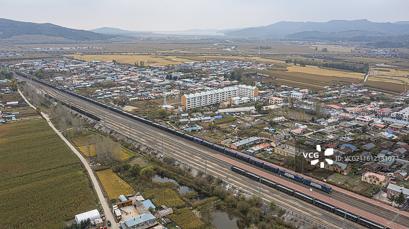 双机HXD3CA机车牵引货车通过滨绥铁路平山站图片素材