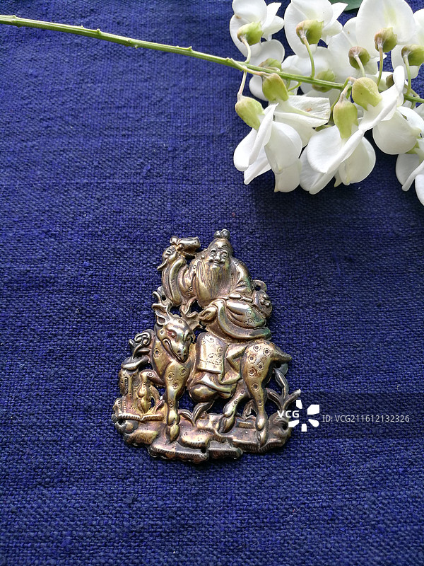 老银锁香囊首饰品。槐花古代人物纹饰猴子老粗蓝色棉粗布图片素材