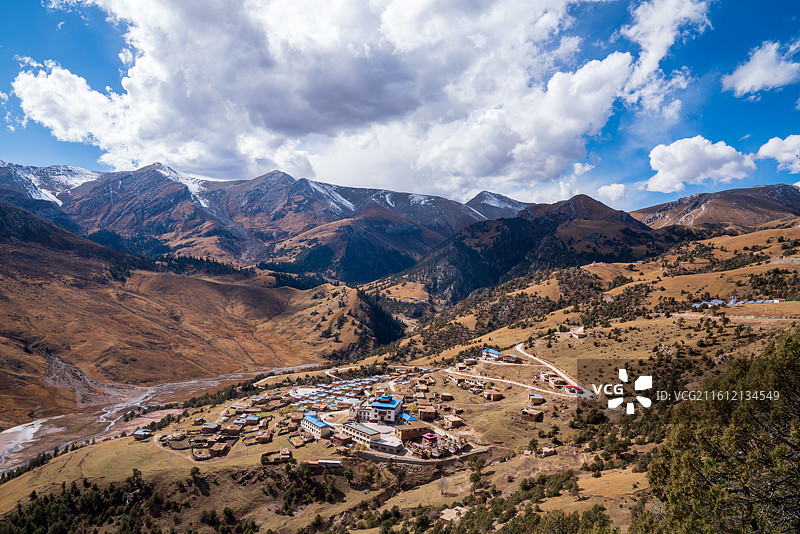 尕尔寺是一座建在悬崖上的千年古寺，位于青海玉树囊谦县，海拔3700米，周边峡谷风光图片素材
