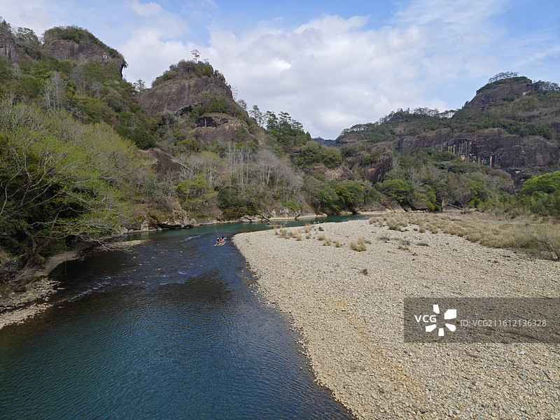 武夷山九曲溪竹排漂流绿水青山图片素材