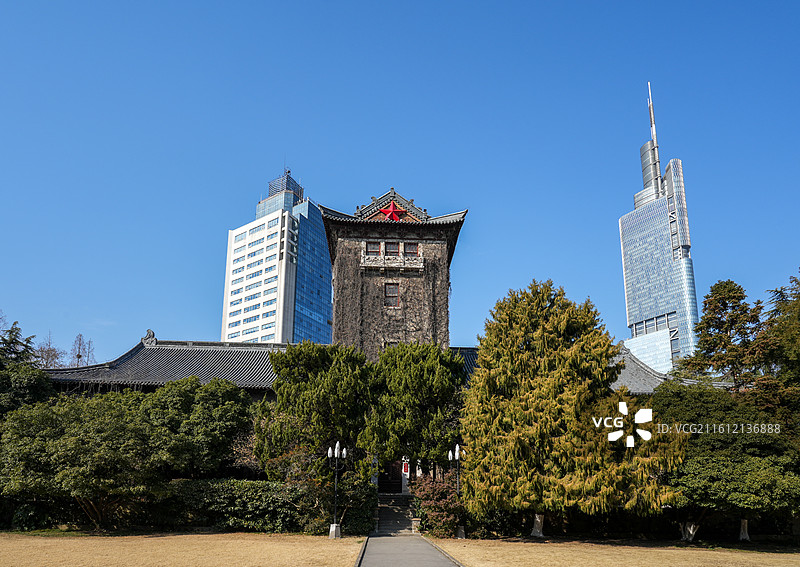 南京大学鼓楼校区北大楼与紫峰大厦古今同框图片素材