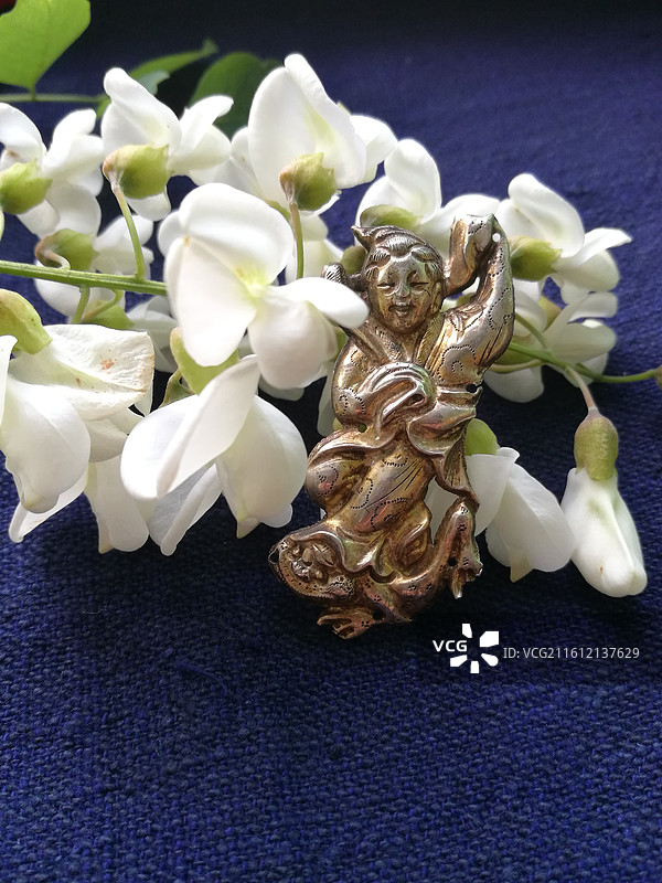 老银锁香囊首饰品。槐花古代人物纹饰猴子老粗蓝色棉粗布图片素材