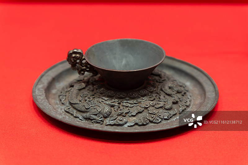 双龙纹银盘盏，明代荆藩珍宝的文化密码展（佛山祖庙），蕲春县博物馆藏图片素材