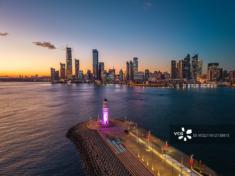 青岛情人坝浮山湾城市蓝调夜景航拍图片素材