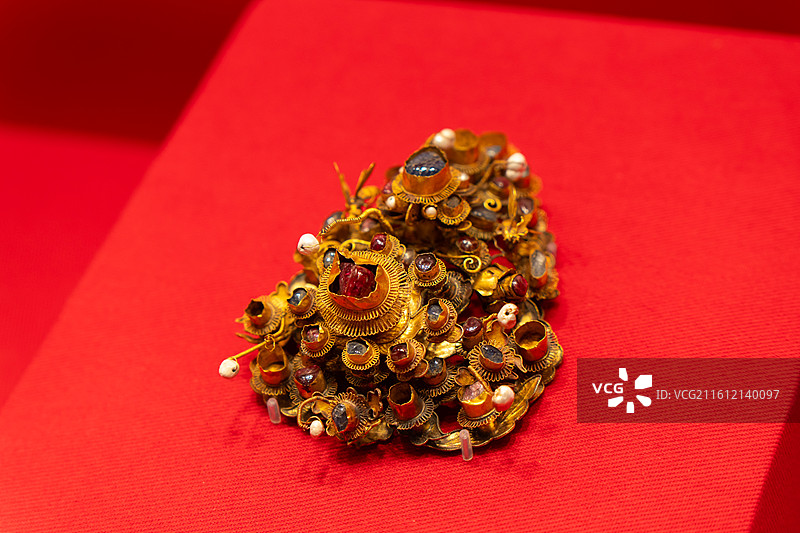 金镶宝蜂蝶赶菊挑心，明代荆藩珍宝的文化密码展（佛山祖庙），蕲春县博物馆藏图片素材