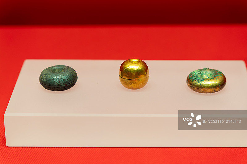 圆形银质刻花盒和金素面穿心盒，明代荆藩珍宝的文化密码展（佛山祖庙），蕲春县博物馆藏图片素材