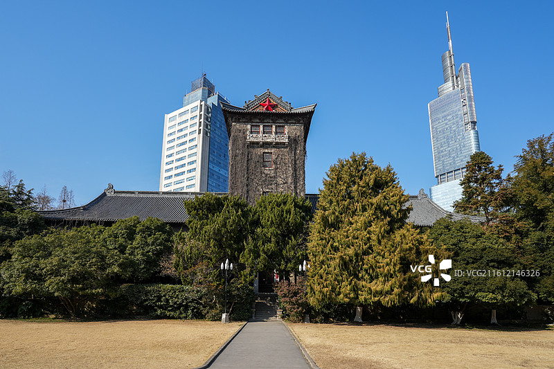 南京大学鼓楼校区北大楼与紫峰大厦古今同框图片素材