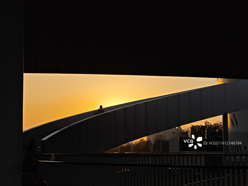福州海峡文化艺术中心茉莉花黄昏日落场景橙色天空河流曲线现代建筑图片素材
