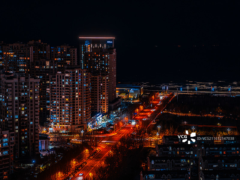 烟台开发区希尔顿酒店夜景图片素材