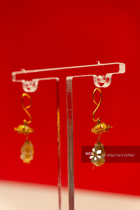 金镶宝蜂蝶赶菊耳坠，明代荆藩珍宝的文化密码展（佛山祖庙），蕲春县博物馆藏图片素材