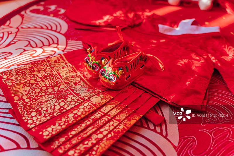 摆放在红毯上的儿童汉服套装图片素材