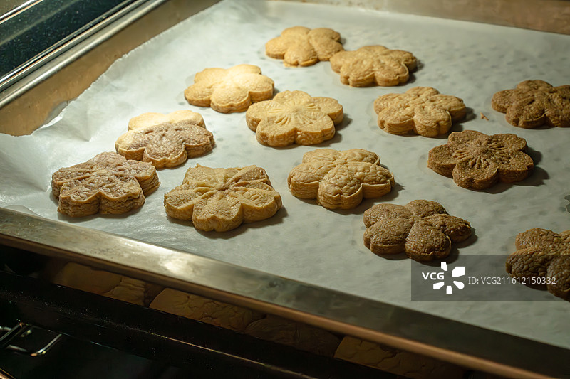 烤箱里在烘烤的曲奇饼干图片素材