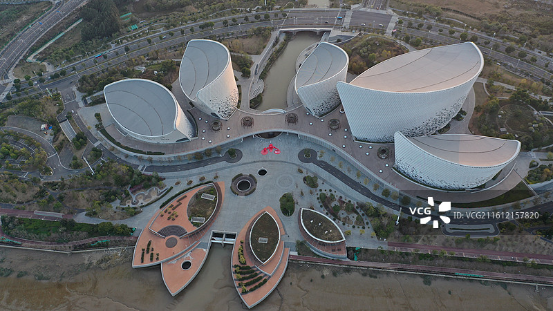 福州海峡文化艺术中心茉莉花黄昏日落场景橙色天空河流曲线现代建筑航拍视角图片素材