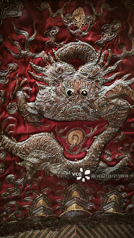 北京市首都博物馆峇峇娘惹土生华人粉彩瓷器服装金饰绣品首饰织物龙纹百子图图片素材