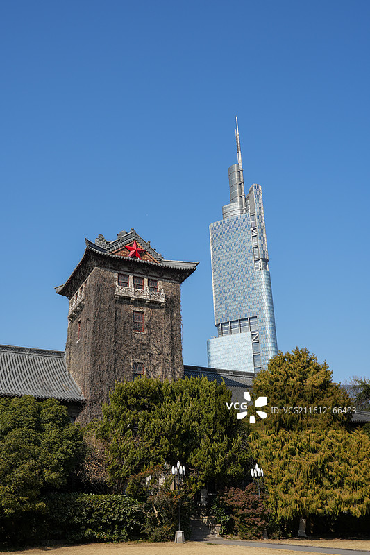 南京大学鼓楼校区北大楼与紫峰大厦古今同框图片素材