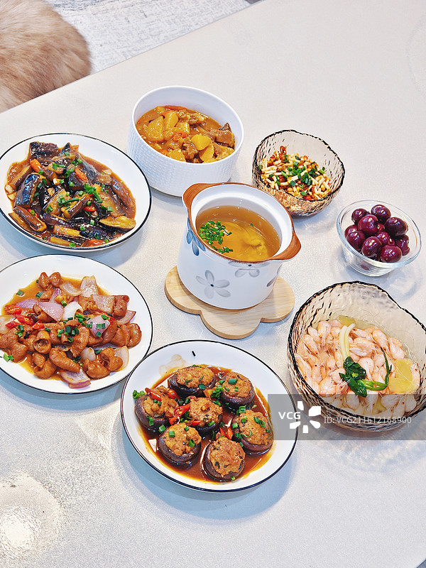 一桌饭菜，一桌子菜，美味佳肴，年夜饭，饭菜，一桌子的菜，家宴，宴席，餐饮，自己做的饭图片素材