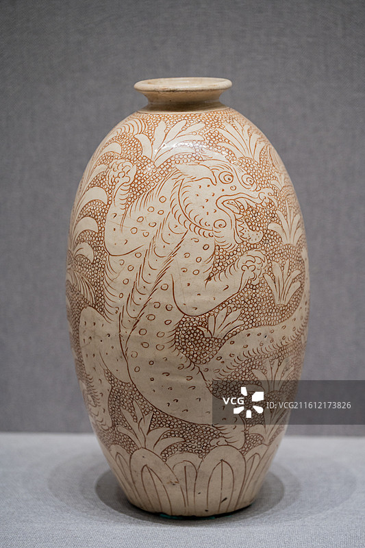 故宫博物院 陶瓷馆 北宋 登封窑白釉珍珠地刻划虎纹瓶 登封窑白釉珍珠地划花双虎纹瓶 禁止出境文物图片素材