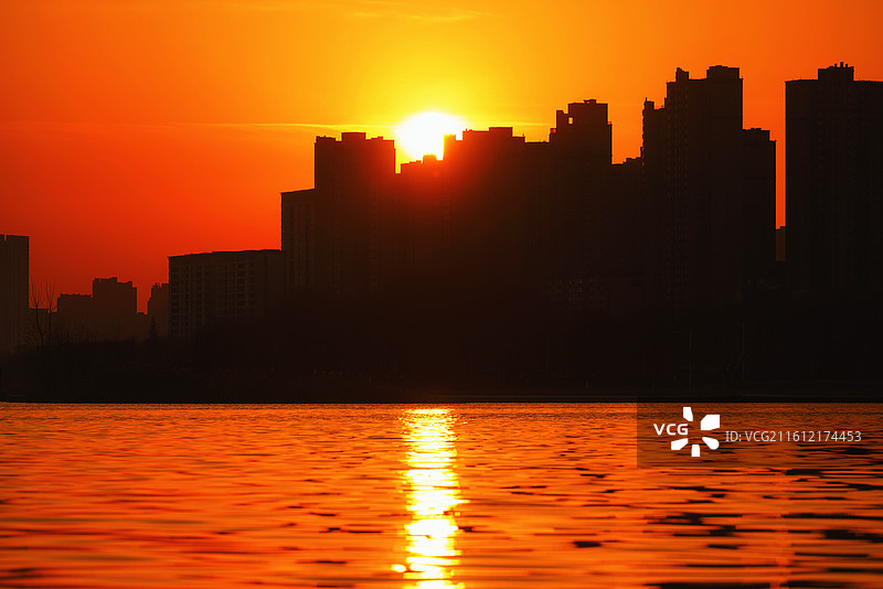 咸阳湖傍晚夕阳日落城市建筑剪影图片素材