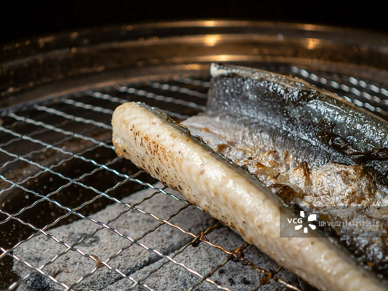 新鲜鳗鱼炭火烧烤过程图片素材