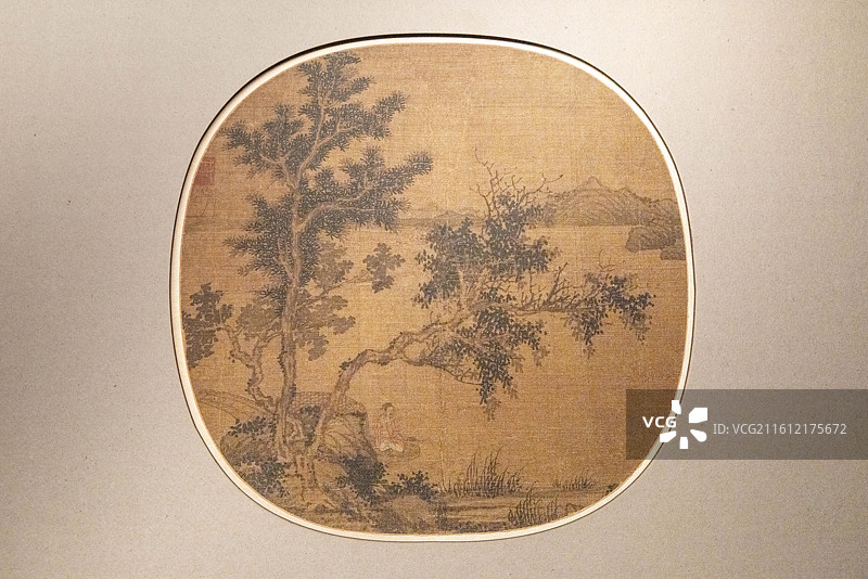 上海博物馆至扇至美上海博物馆藏历代扇面书画名品展秋江垂钓图扇页 元 盛懋图片素材