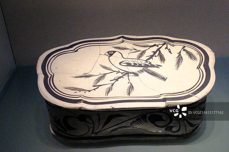 河北博物院古代花卉纹瓷枕、文物古董陶瓷枕头图片素材