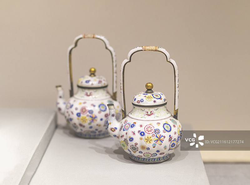 五彩皮球锦珐琅提梁壶 清 南京博物院图片素材