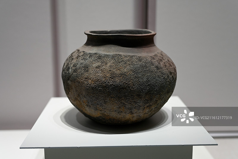 商代印纹硬陶云雷纹罐图片素材