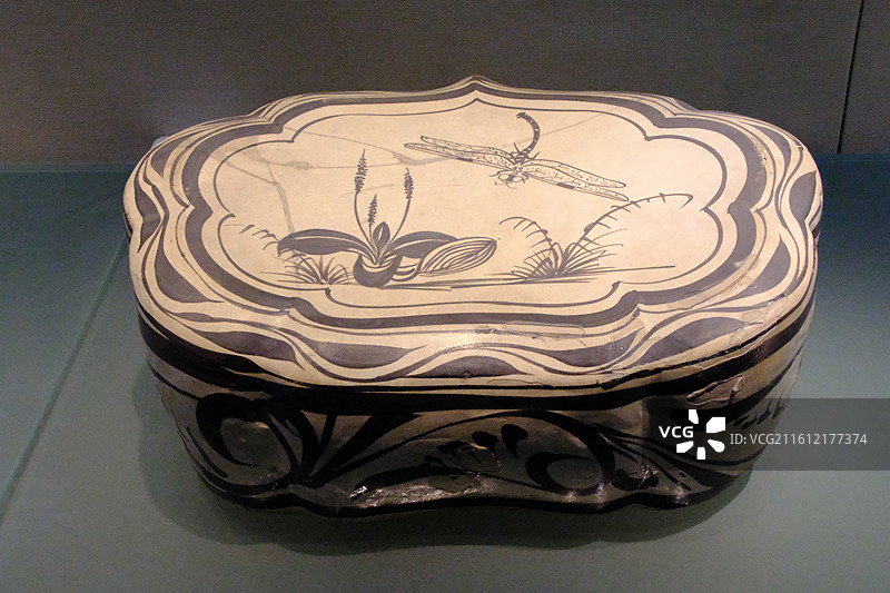 河北博物院古代花卉纹瓷枕、文物古董陶瓷枕头图片素材