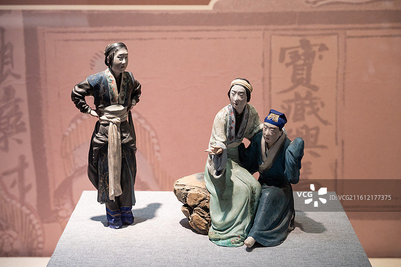 天津博物馆 蛇年生肖文物展 清 张明山作白蛇传彩塑 泥人张图片素材