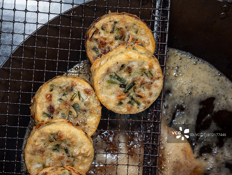 炸锅上的东莞传统美食油糍图片素材