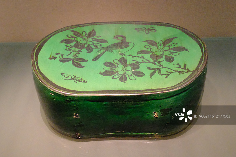 河北博物院古代花卉纹瓷枕、文物古董陶瓷枕头图片素材