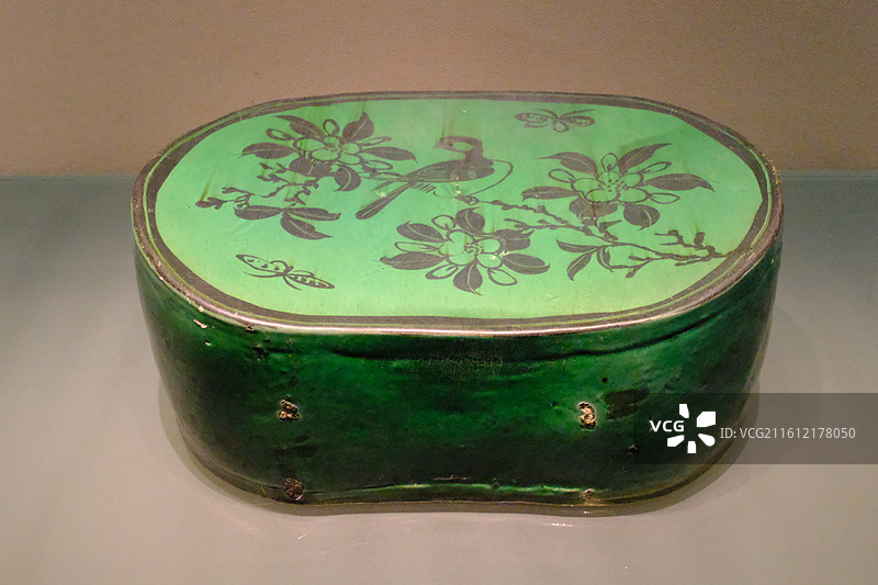 河北博物院古代花卉纹瓷枕、文物古董陶瓷枕头图片素材