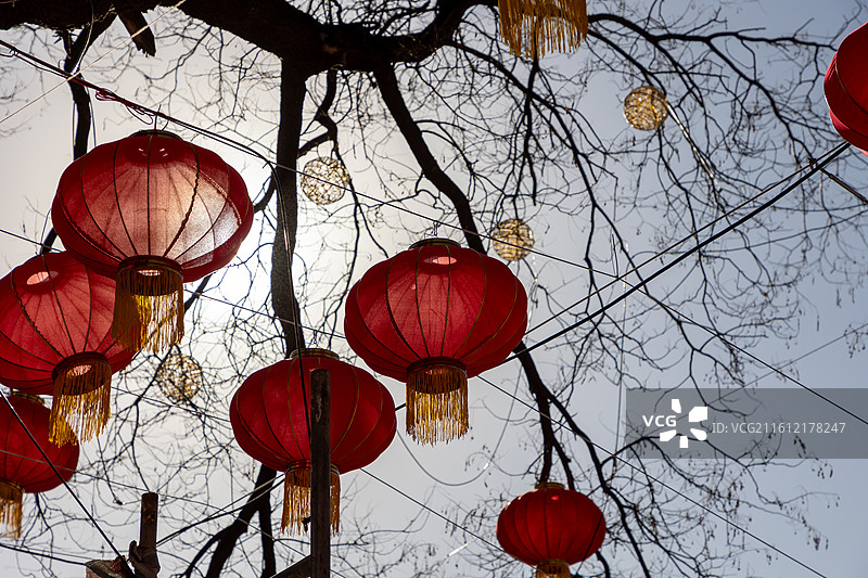 北京春节地方传统特色琉璃厂厂甸庙会胡同喜庆花灯图片素材