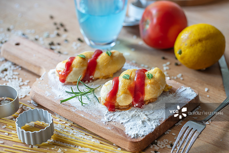 美味芝士面包配番茄酱图片素材