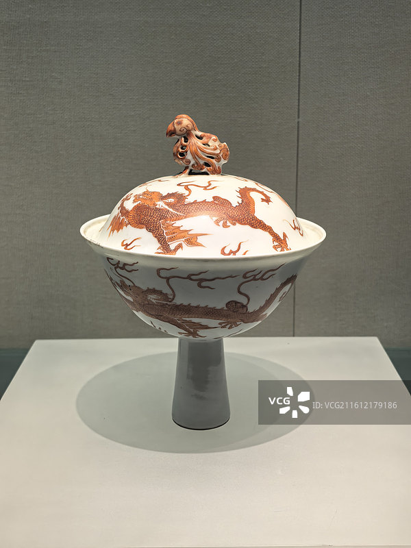 河北博物馆白釉红彩龙纹天鸡图靶碗图片素材