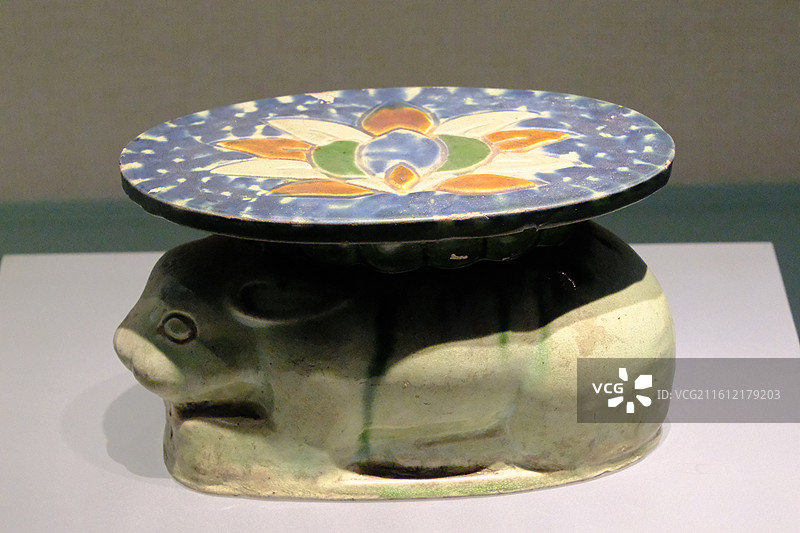 河北博物院鹿纹瓷枕。古代陶瓷兔子枕头石家庄博物馆图片素材