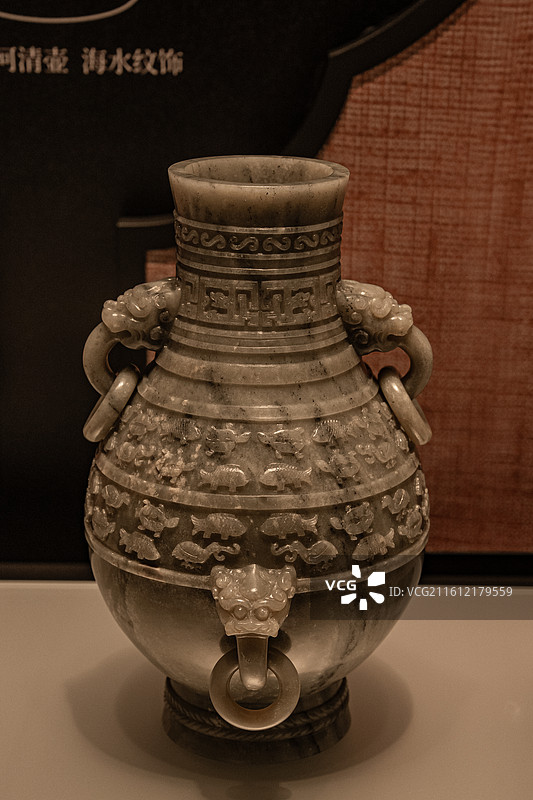 清乾隆 玉雕仿青铜鱼凫壶 大都会艺术博物馆图片素材