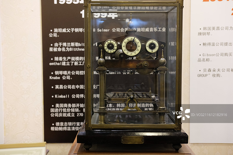 洋货西洋老物件。老钟表留声机大喇叭手绘画图片素材