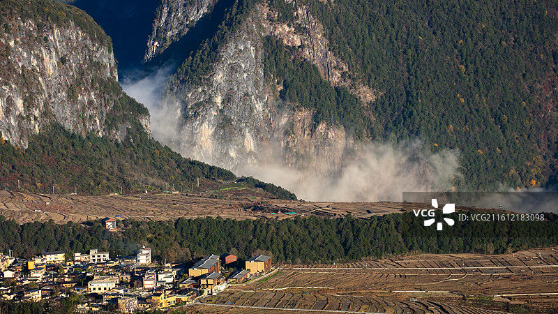 晨光云雾中的云南贡山丙中洛风光图片素材