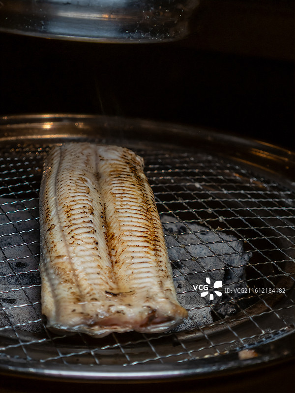 新鲜鳗鱼炭火烧烤过程图片素材