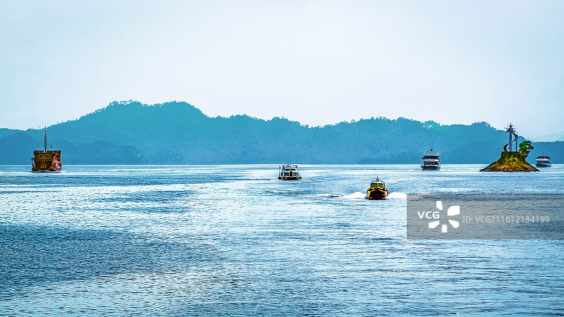 辽阔的千岛湖中一同前行的船只 The boats moving forward together图片素材